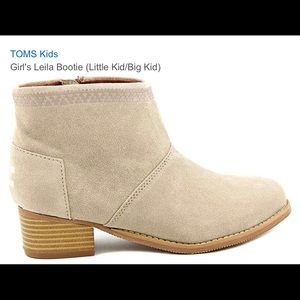 Girls Tom’s suede booties ❤️